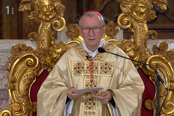 Parolin posredoval papežev blagoslov in slovenske vernike spodbudil k pogumu